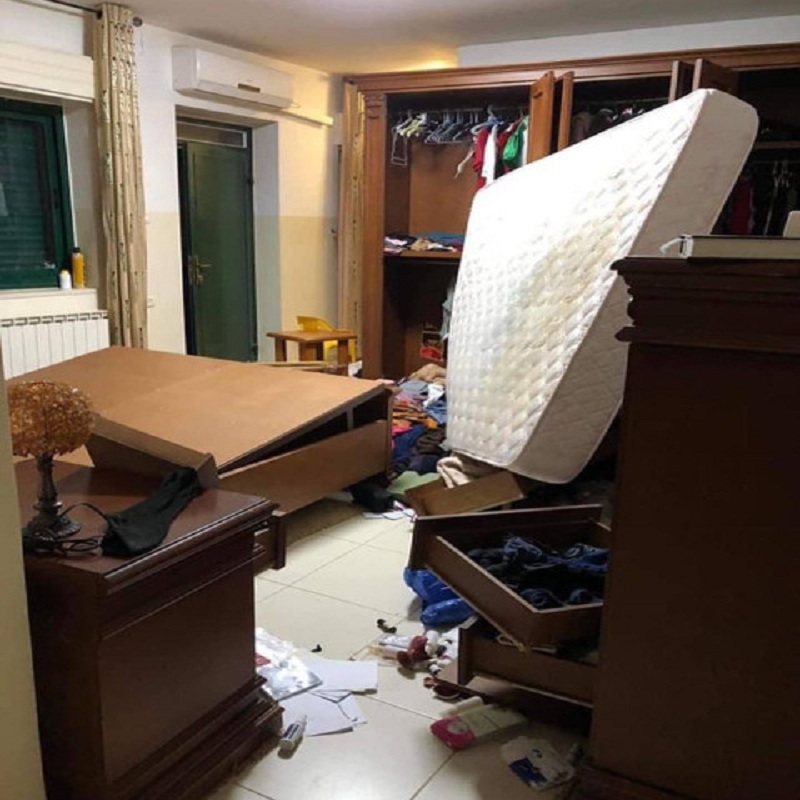 آثار تخريب جنود الاحتلال أثاث منزل فارس في بلدة سلواد شرق رام الله